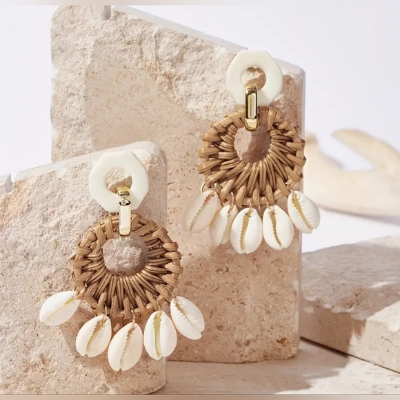 2 Pairs Of Earrings For $25 New! Elegant Tan and White Shell Earrings NEW! - Picture 1 of 3